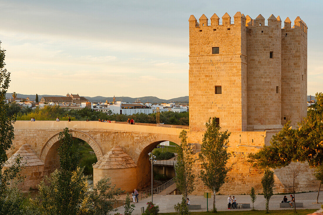 Torre La Calahorra, Festungssturm, Puente Romano, Brücke, historisches Stadtzentrum von Cordoba, UNESCO Welterbe, Rio Guadalquivir, Fluss, Cordoba, Andalusien, Spanien, Europa