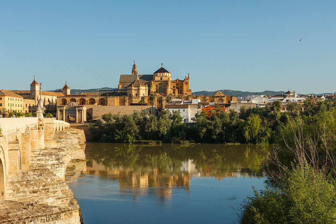 La Mezquita, Mezquita-Cathedral, Moschee und Kathedrale, Puente Romano, Brücke, historisches Stadtzentrum von Cordoba, UNESCO Welterbe, Rio Guadalquivir, Fluss, Cordoba, Andalusien, Spanien, Europa