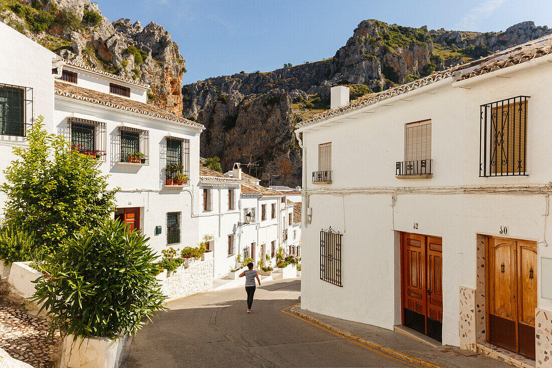 Gasse in Zuheros, Pueblo Blanco, Weißes Dorf, Provinz Cordoba, Andalusien, Spanien, Europa