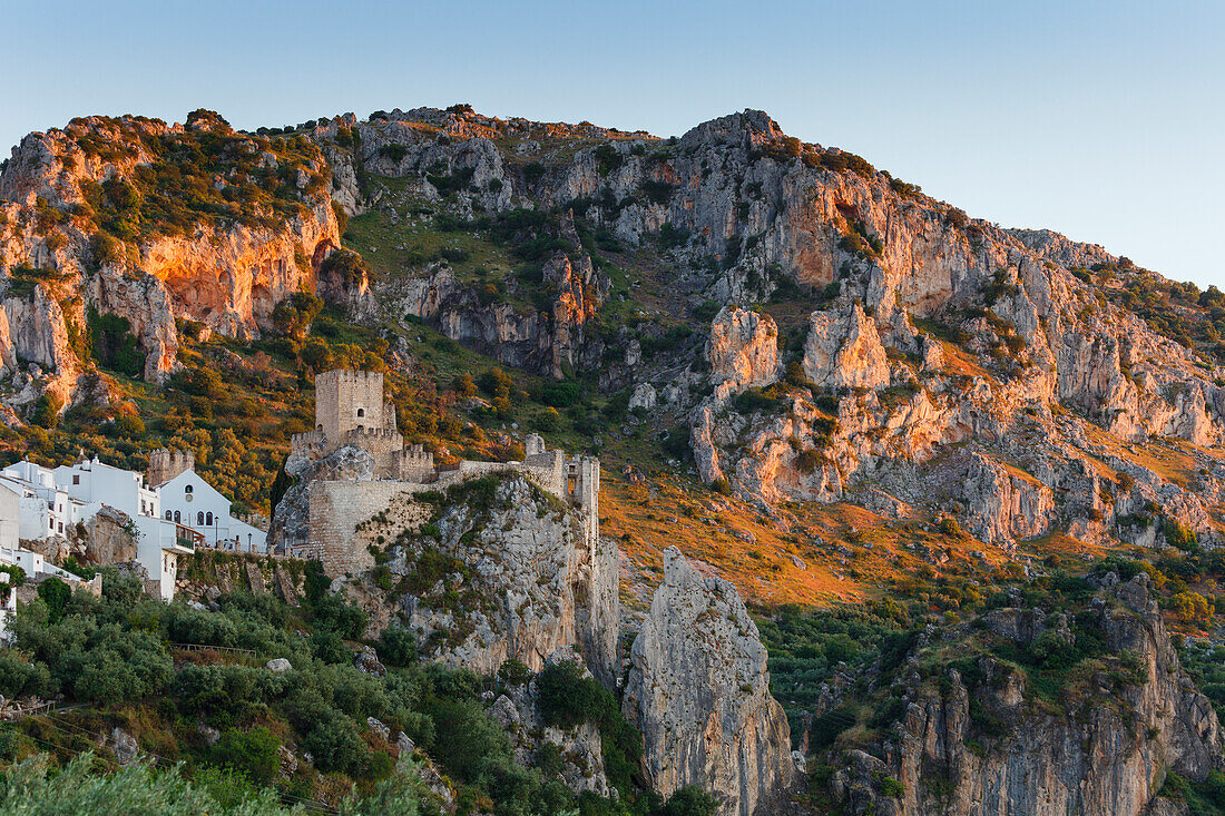 Castillo, Burg im Abendlicht, Zuheros, Pueblo Blanco, Weißes Dorf, Provinz Cordoba, Andalusien, Spanien, Europa