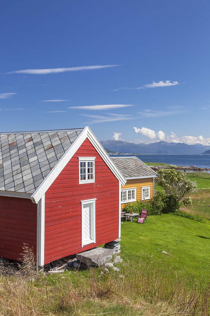 Rotes Holzhaus auf Insel Godøy vor Ålesund, Møre og Romsdal, Westnorwegen, Norwegen, Skandinavien, Nordeuropa, Europa