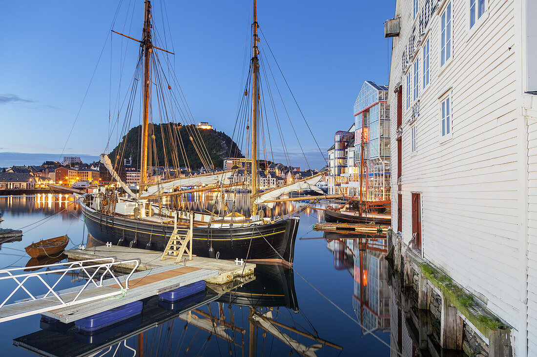 Harbour in front of mountain Aksla in Alesund, More og Romsdal, Western Norway, Norway, Scandinavia, Northern Europe, Europe