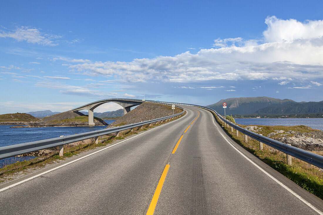 Storseisund-Brücke, Atlantikstraße zwischen Molde und Kristiansund, bei Vevang, Møre og Romsdal, Westnorwegen, Norwegen, Skandinavien, Nordeuropa, Europa