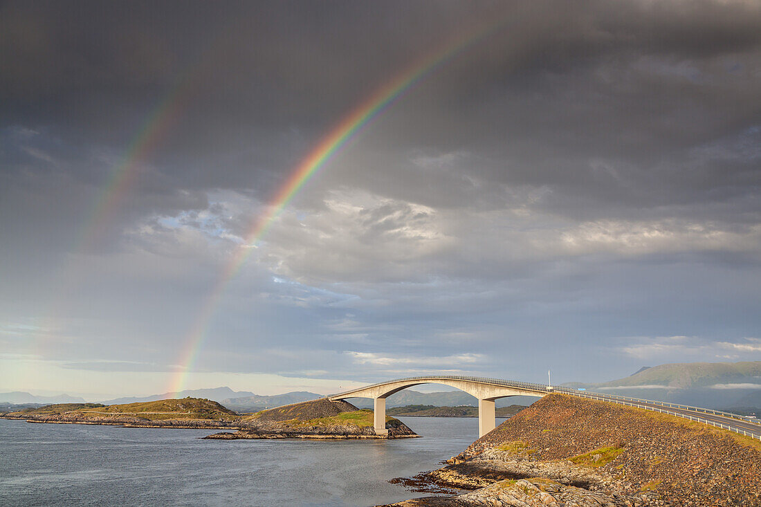 Regenbogen über der Storseisund-Brücke, Atlantikstraße zwischen Molde und Kristiansund, bei Vevang, Møre og Romsdal, Westnorwegen, Norwegen, Skandinavien, Nordeuropa, Europa