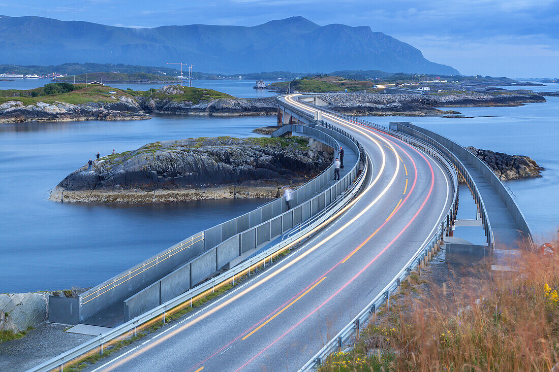 Myrbaerholm-Brücke auf der Atlantikstrasse, Vevang, Møre og Romsdal, Westnorwegen, Norwegen, Skandinavien, Nordeuropa, Europa