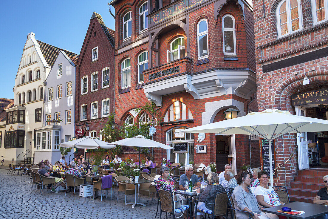 Restaurants at the Stintmarkt by the old harbour in the Hanseatic town Lüneburg, Lower Saxony, Northern Germany, Germany, Europe