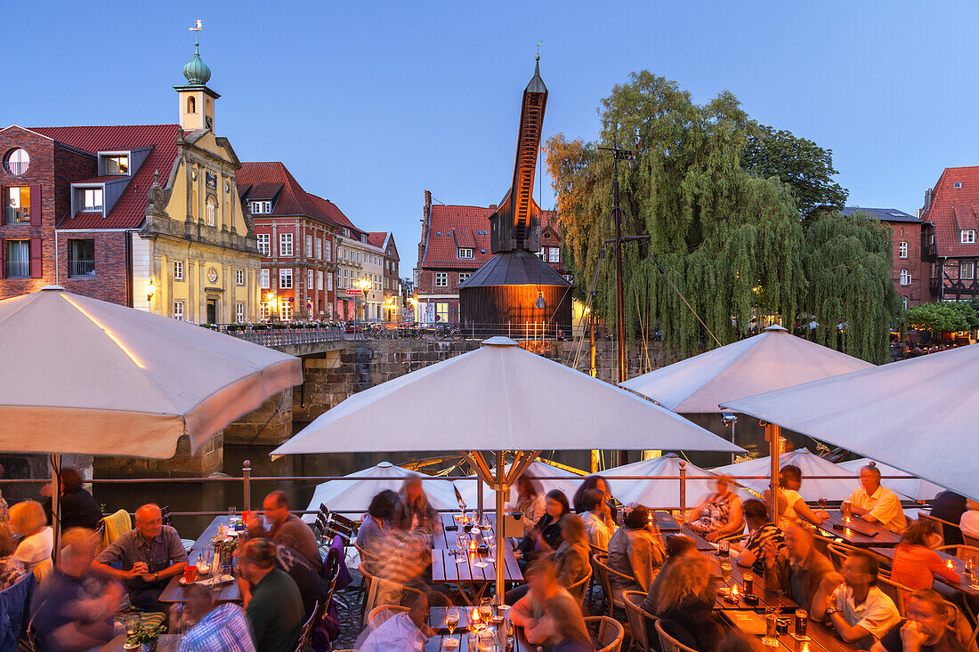 Restaurant am Stintmarkt, Alter Hafen mit Kran, Hansestadt Lüneburg, Niedersachsen, Norddeutschland, Deutschland, Europa