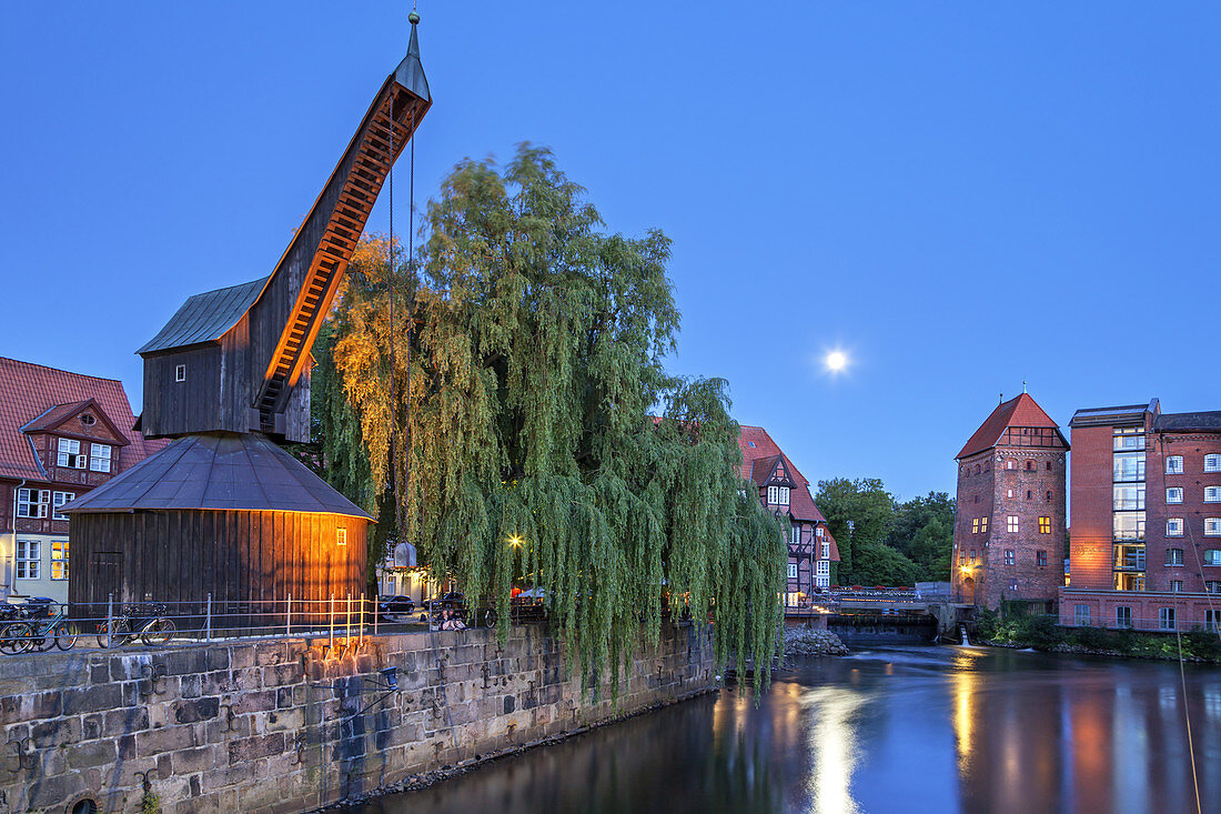 Alter Hafen zum Mondaufgang, Hansestadt Lüneburg, Niedersachsen, Norddeutschland, Deutschland, Europa