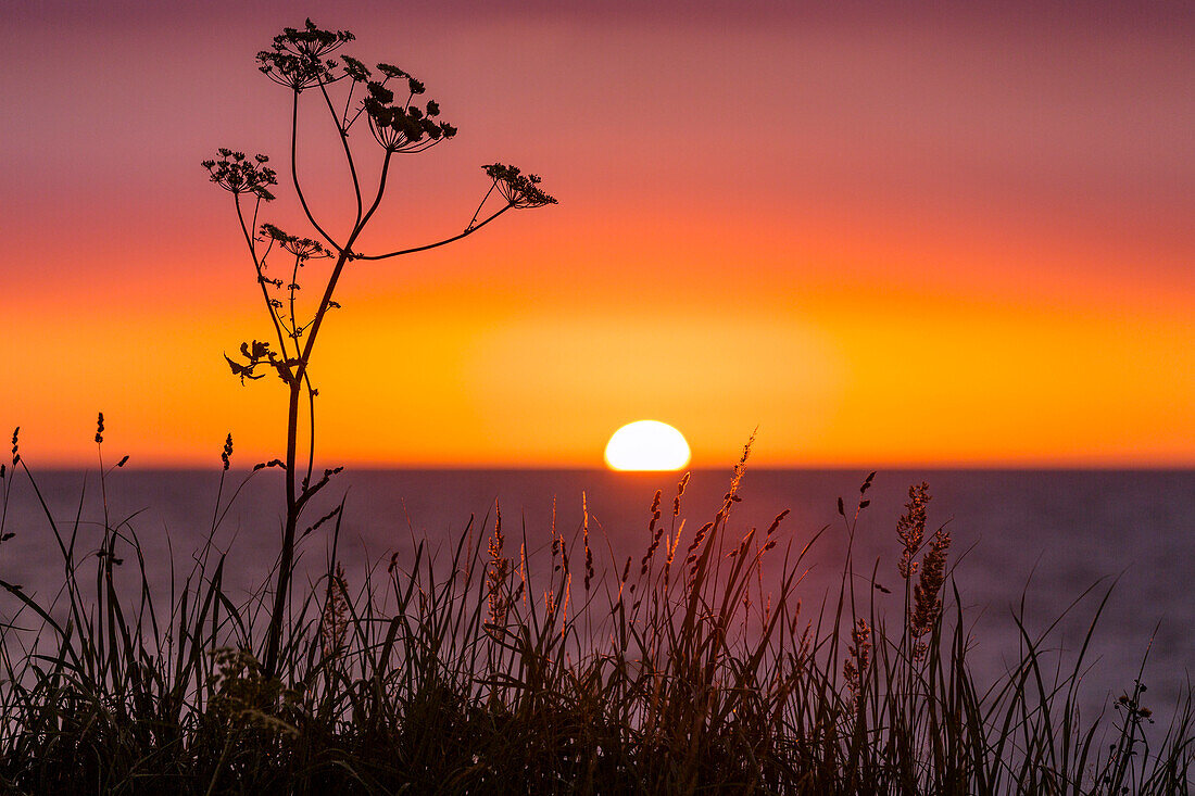 Sonnenuntergang über der Ostsee auf der Insel Rügen, Mecklenburg-Vorpommern, Ostsee, Deutschland