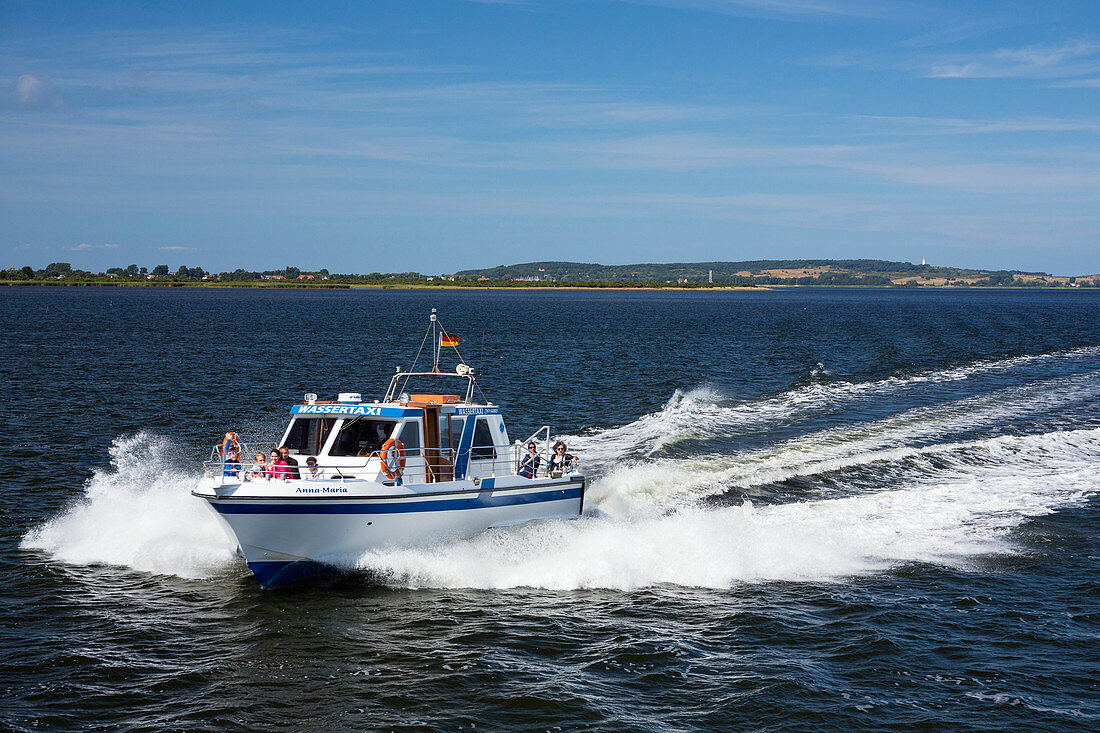 Wassertaxi vor der Insel Hiddensee, Ostsee, Mecklenburg-Vorpommern, Deutschland