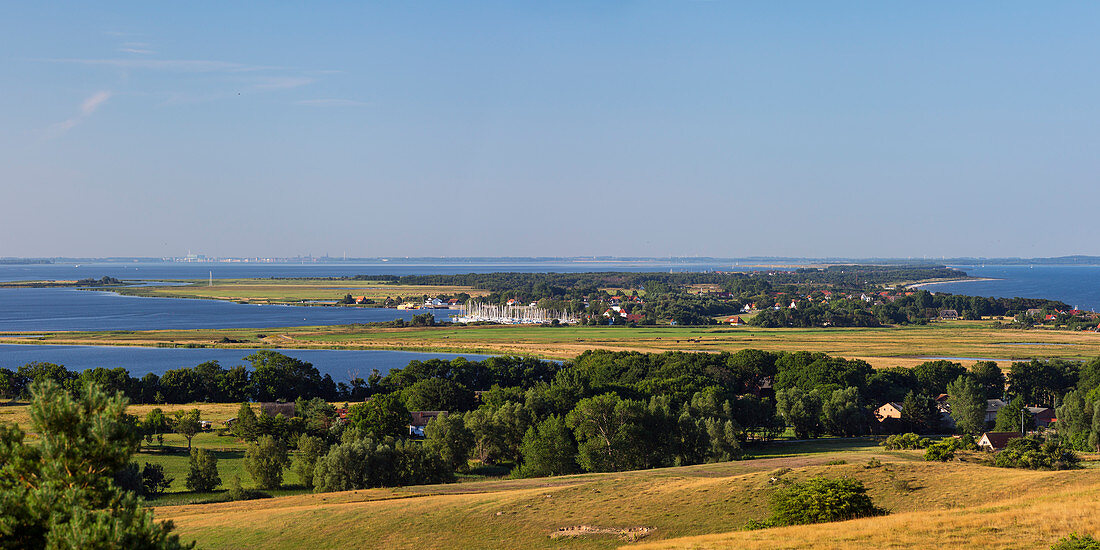 Dünenlandschaft Dornbusch mit Blick auf Vitte, Insel Hiddensee, Mecklenburg-Vorpommern, Deutschland