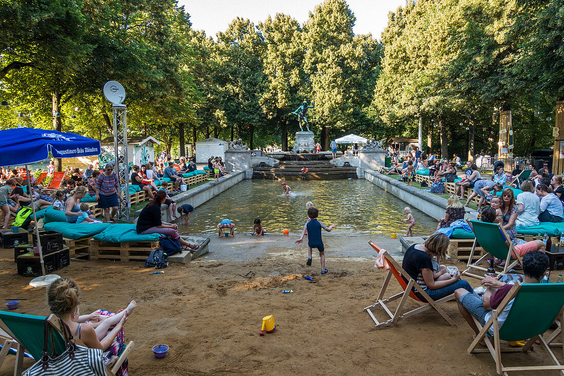Badegäste am Vater-Rhein-Brunnen im Sommer, München, Oberbayern, Deutschland