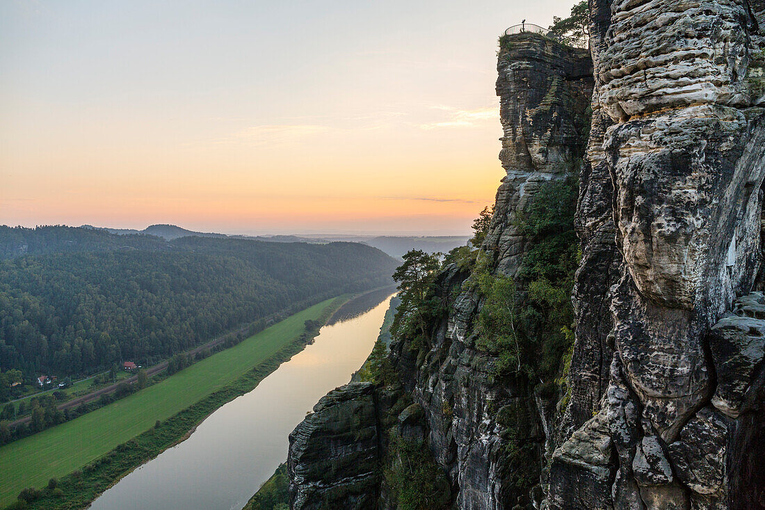 Felsformationen, Bastei, Basteibrücke, Blick auf die Elbe, Rathen, Nationalpark Sächsische Schweiz, Elbsandsteingebirge, Sachsen, Deutschland, Europa