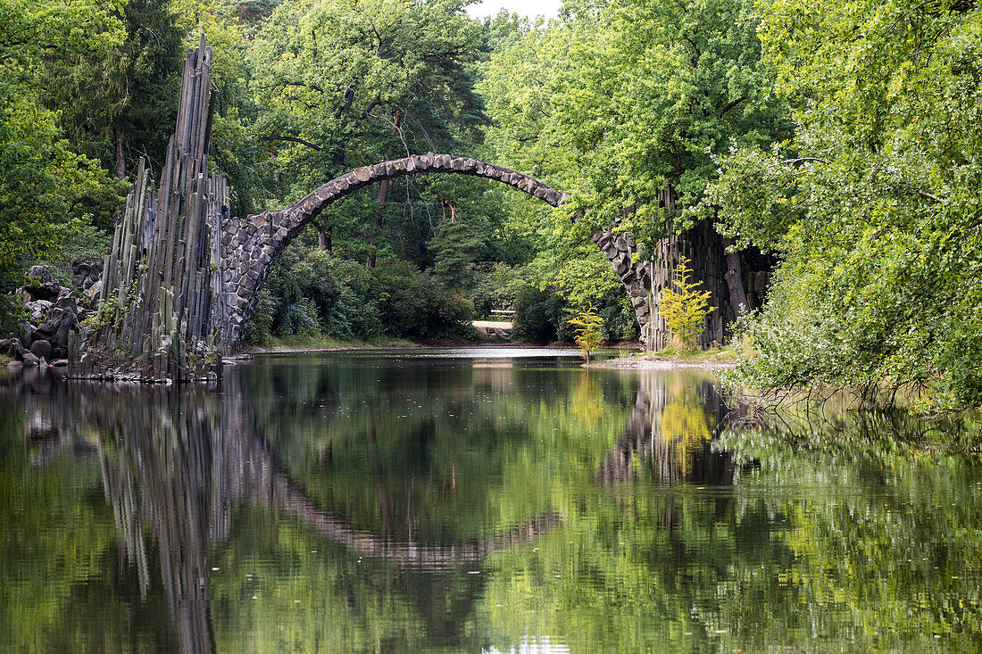 Rakotzbrücke über den Rakotzsee im Rhododendronpark Kromlau, Sachsen, Deutschland, Europa