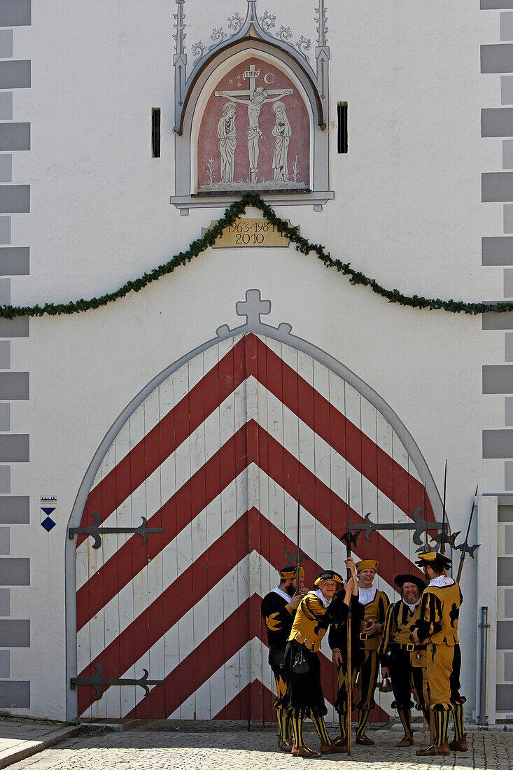 Gruppe von Teilnehmern am mittelalterlichen Frundsbergfest warten am Oberen Tor, Mindelheim, Unterallgäu, Allgäu, Schwaben, Bayern, Deutschland