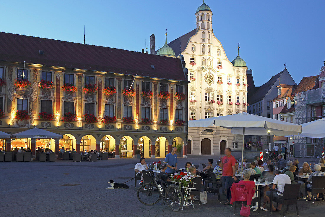 Steuerhaus mit Bar Hamptons am Marktplatz, rechts beleuchtet das Renaissancerathaus, Memmingen, Schwaben, Bayern, Deutschland