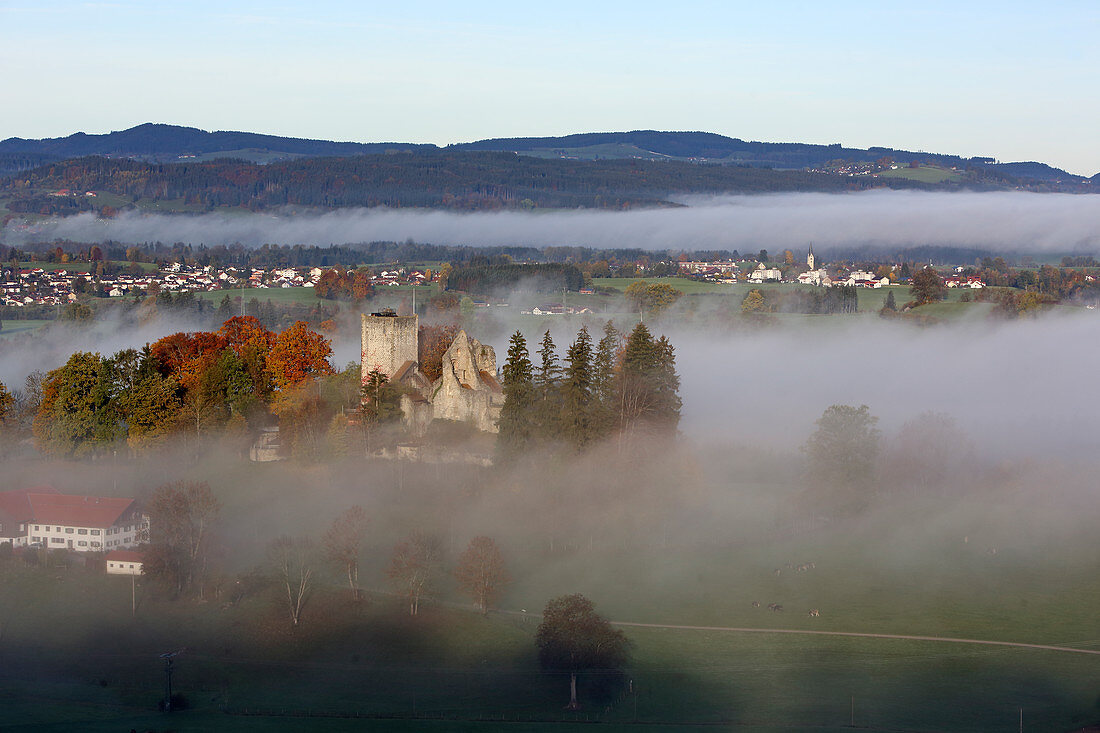 Morgennebel  bei der Ruine Sulzberg bei Kempten, Oberallgäu, Allgäu, Schwaben, Bayern, Deutschland