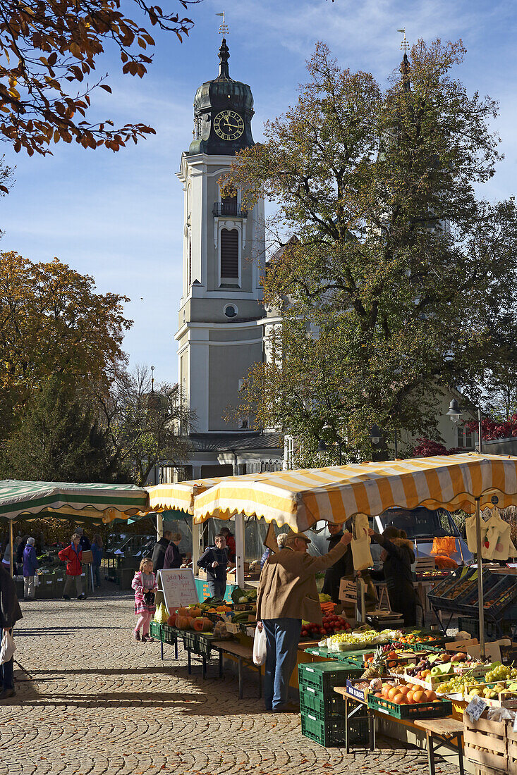 Wochenmarkt mit St. Peter und Paul Kirche, Lindenberg, Westallgäu, Allgäu, Schwaben, Bayern, Deutschland