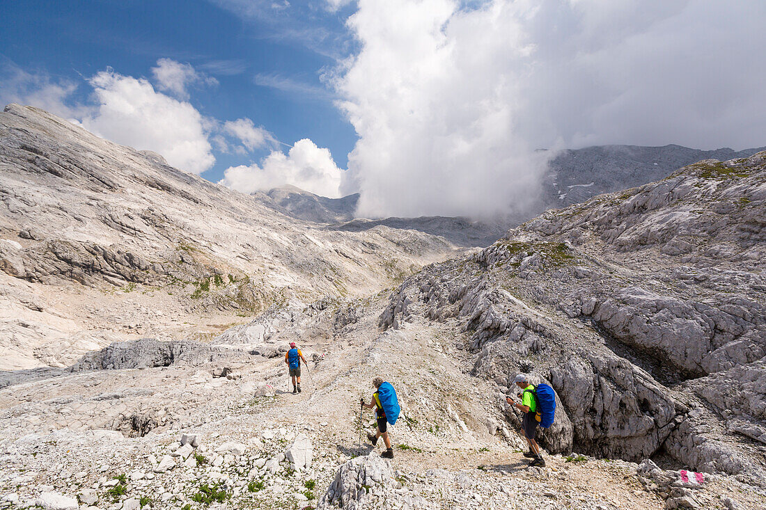 Wanderer in der Karstlandschaft, Totes Gebirge, Bad Aussee, Steiermark, Österreich, Europa