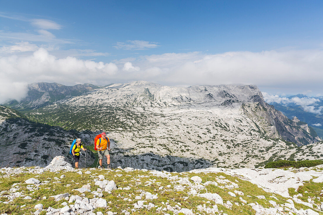 Ein Mann und eine Frau beim Wandern im Toten Gebirge, Bad Aussee, Steiermark, Österreich, Europa