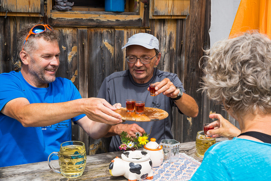 'Wanderer trinken Zirbenschnaps, Jausenstation ''Wia dahoam Hüttn'', Leistalm, Totes Gebirge, Steiermark, Österreich, Europa '