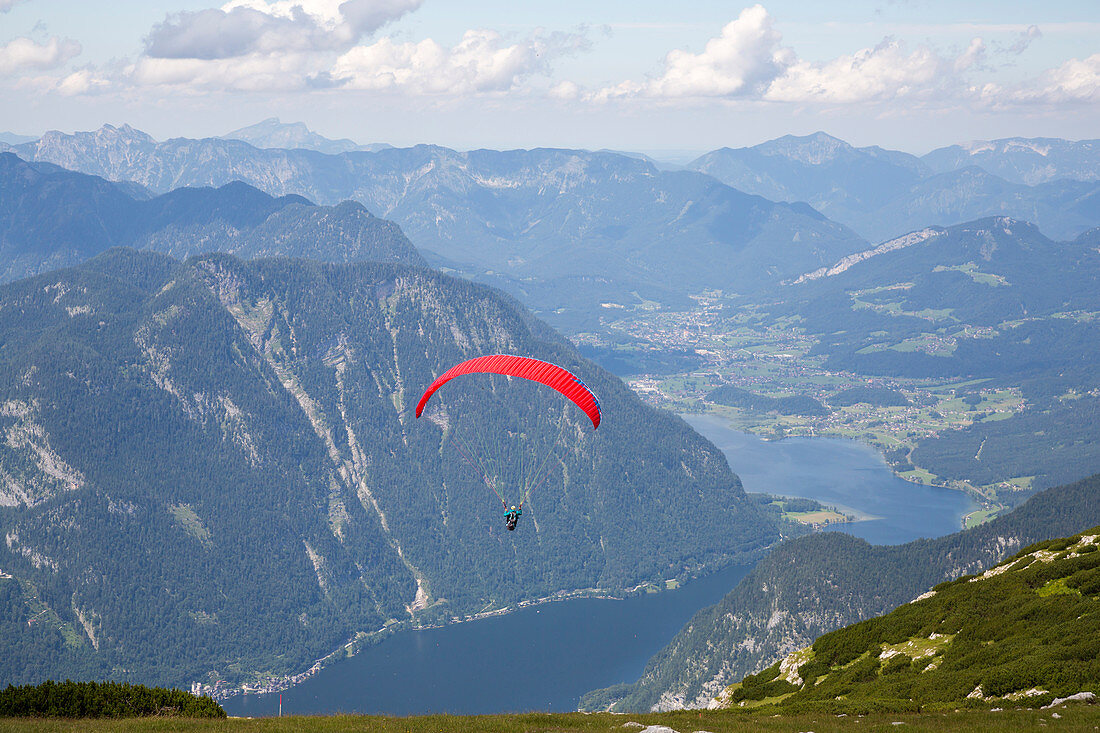 Paraglider über dem Hallstättersee, Blick vom Krippenstein, Oberösterreich, Österreich, Europa