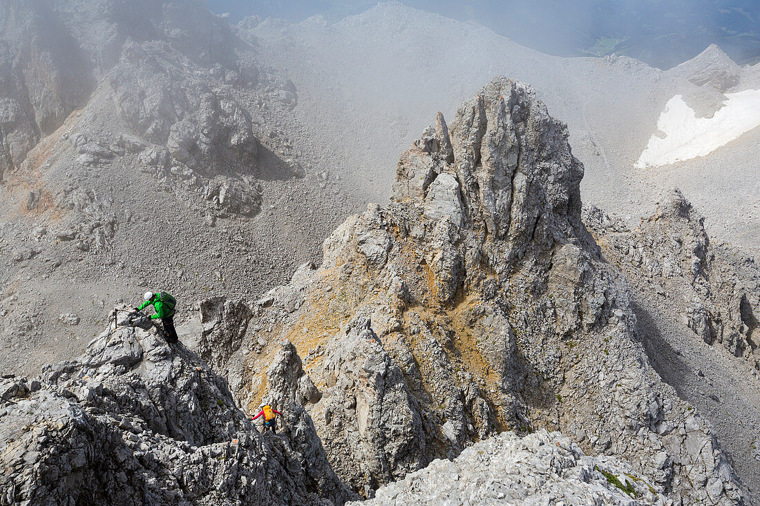 Bergsteiger am Ramsauer Klettersteig, Dachsteinmassiv, Steiermark, Österreich, Europa