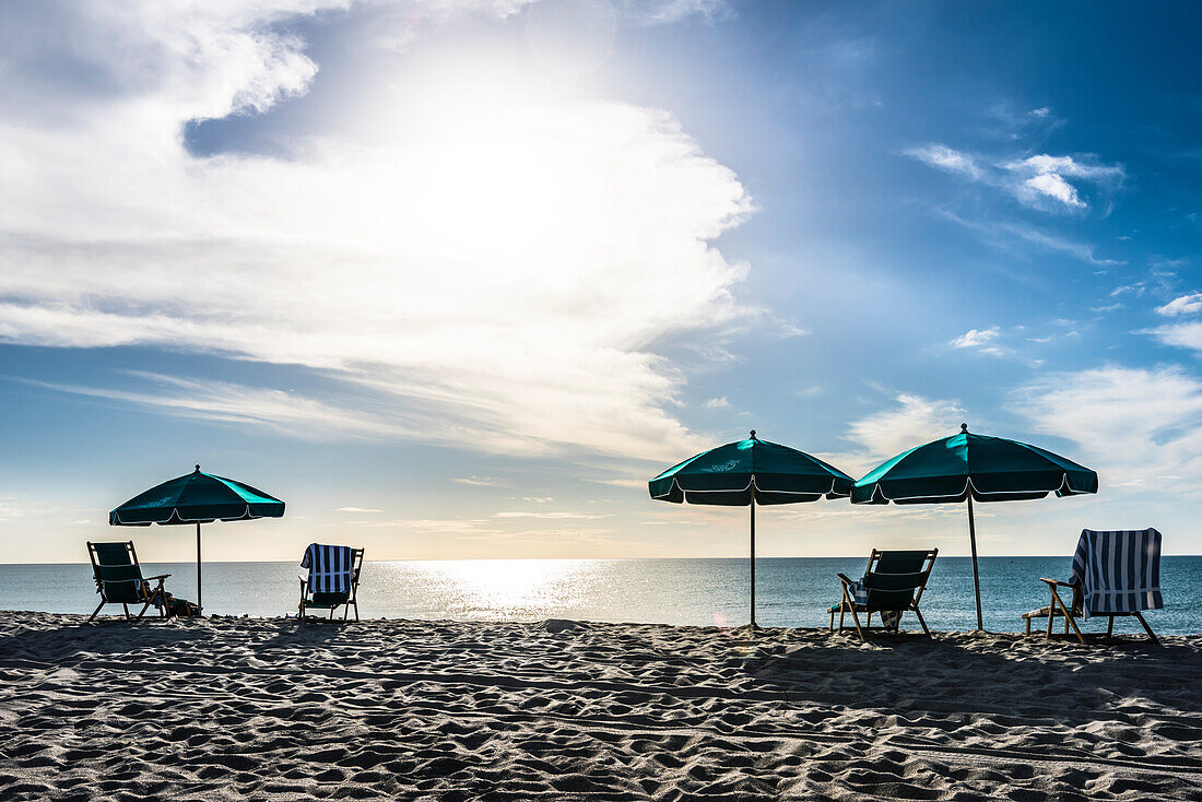 Sonnenschirme und Sonnenstühle am Strand vom Golf von Mexiko, Fort Myers Beach, Florida, USA