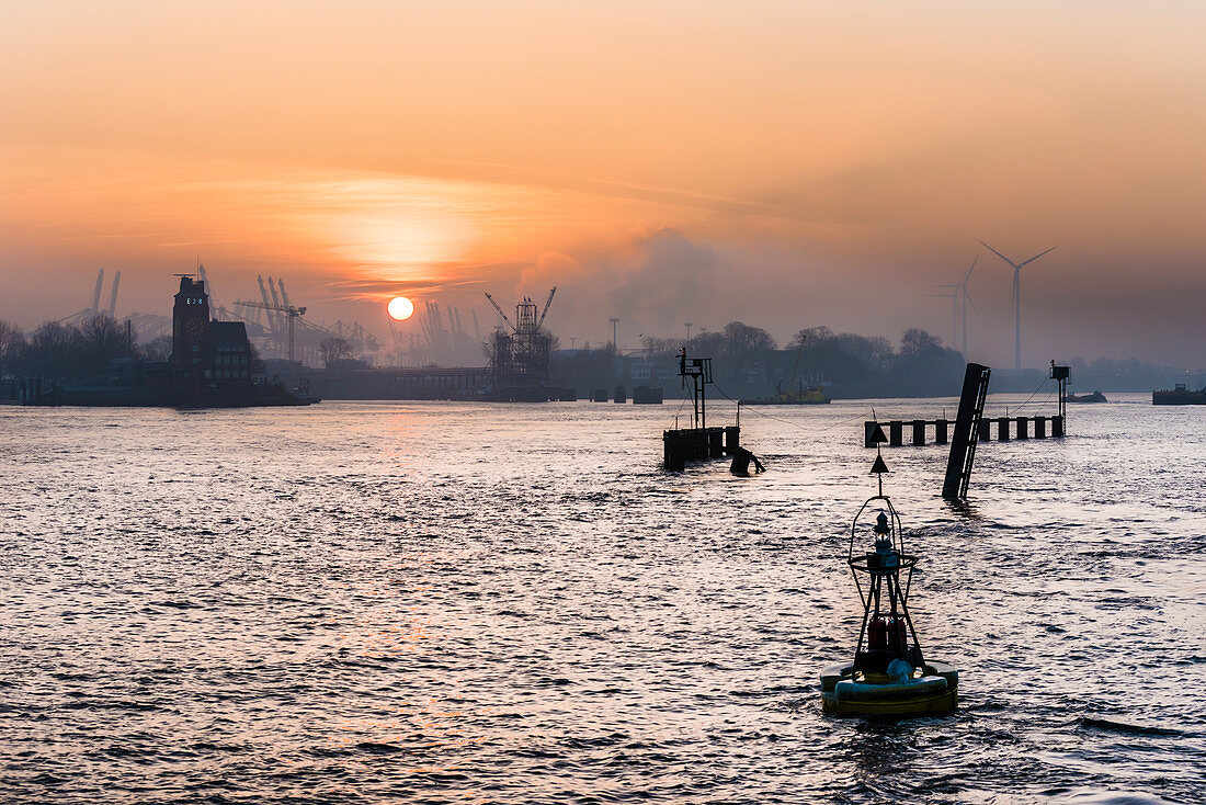 Morning atmosphere on the river Elbe at the harbour Koehlfleethafen with the house of the port pilot brotherhood, Hamburg, Germany