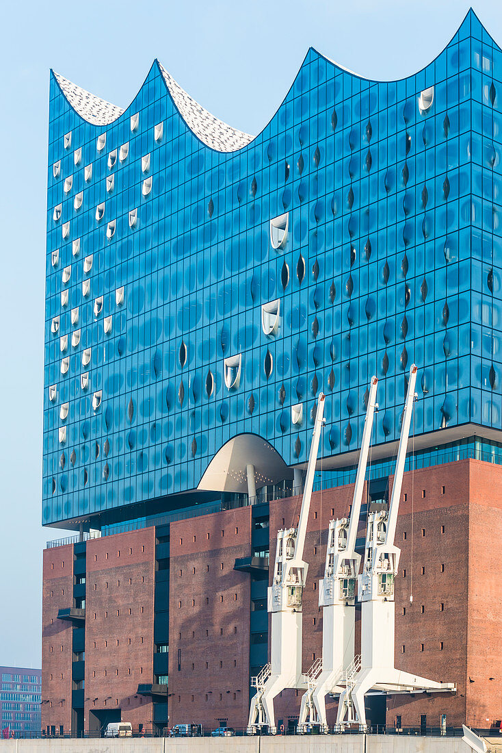 Die Elbphilharmonie mit den alten Hafenkränen von der Elbfähre aus gesehen, Hamburg, Deutschland