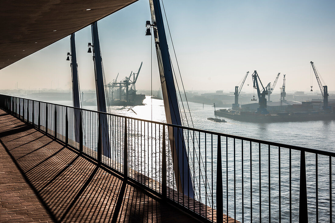 Morning atmosphere at the plaza Elbphilharmonie with view of the docks, Hamburg, Germany
