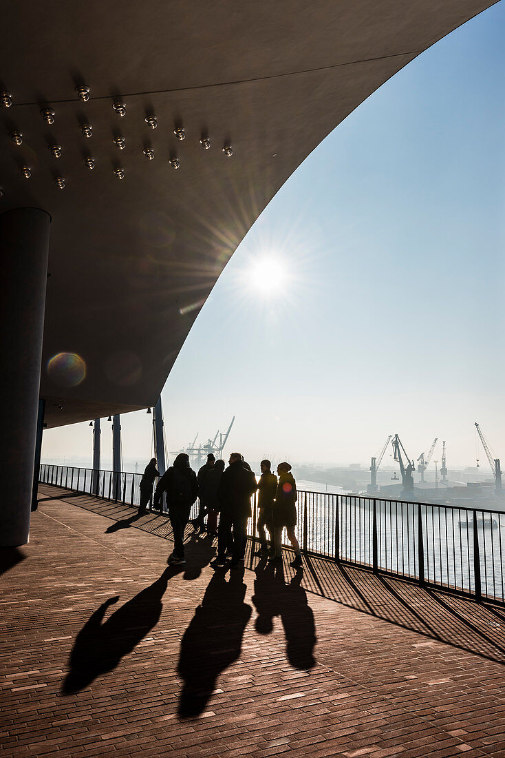 Morgenstimmung an der Plaza der Elbphilharmonie mit Blick auf das Hafengebiet, Hamburg, Deutschland