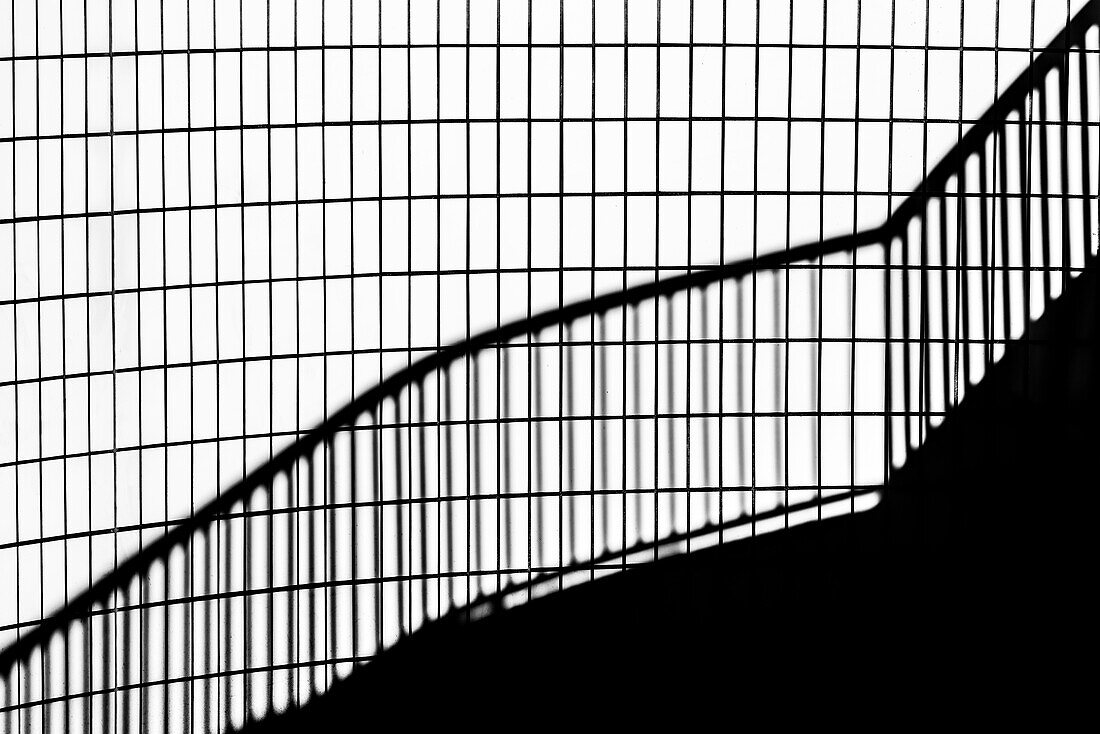 Schwarz-Weißaufnahme einer gekachelten Wand mit dem Schatten einer Treppe, Hamburg, Deutschland