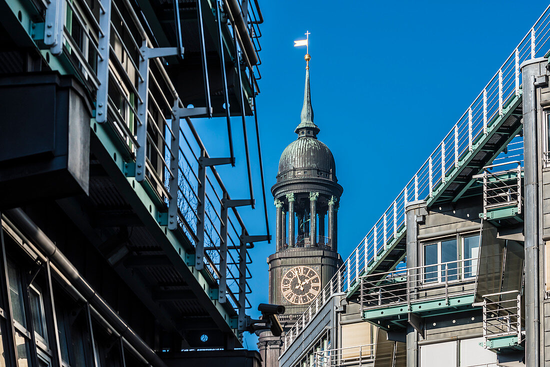 Die Hauptkiche Sankt Michaelis, genannt Michel, umrahmt von einem Bürogebäude, Hamburg, Deutschland