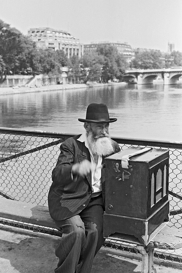 1960, organist, Seine, Pont des Arts, Paris, France