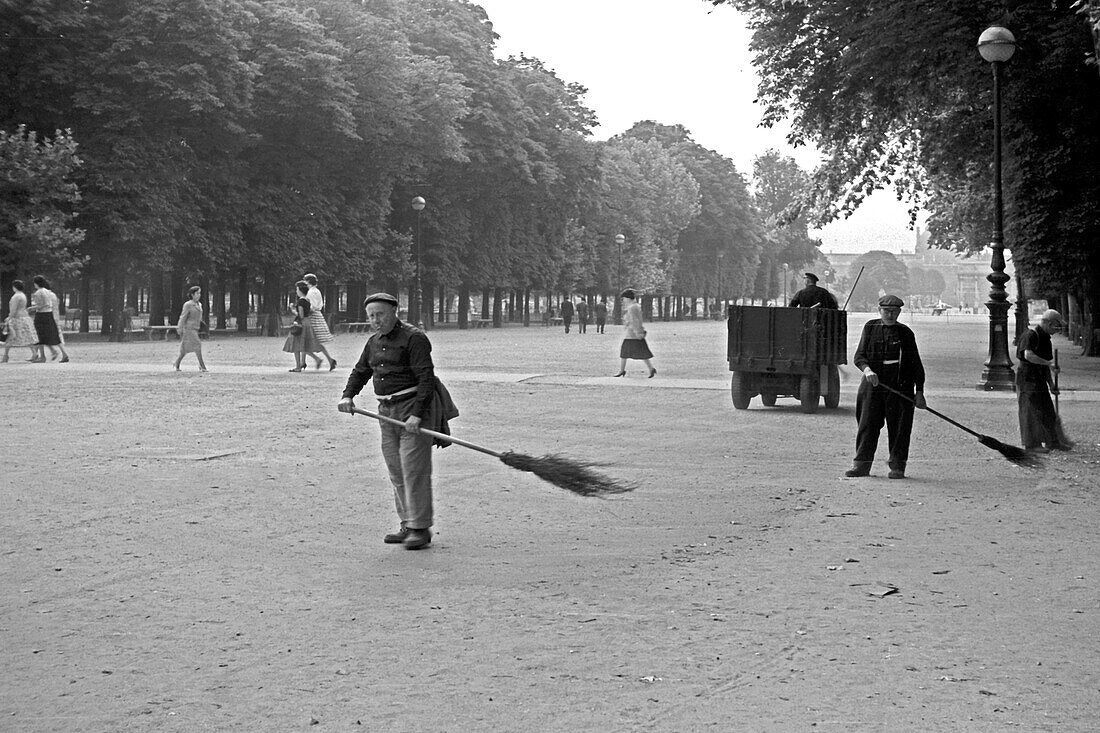 1959, street scene, Jardin du Luxembourg, Paris, France