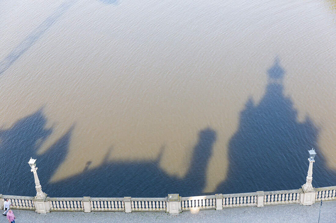 Schatten des Schweriner Schlosses, Schloss,  Schweriner Innensee, Landeshauptstadt, Schwerin, Mecklenburgische Seen, Mecklenburgisches Seenland, Mecklenburg-Vorpommern, Deutschland, Europa