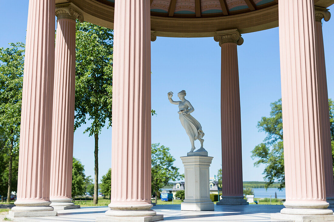 Schlosspark mit Hebetempel in Neustrelitz, Statue preußische Königin Luise von Mecklenburg-Strelitz, Mecklenburgische Seen, Mecklenburgisches Seenland, Mecklenburgische Seenplatte, Mecklenburg-Vorpommern, Deutschland, Europa