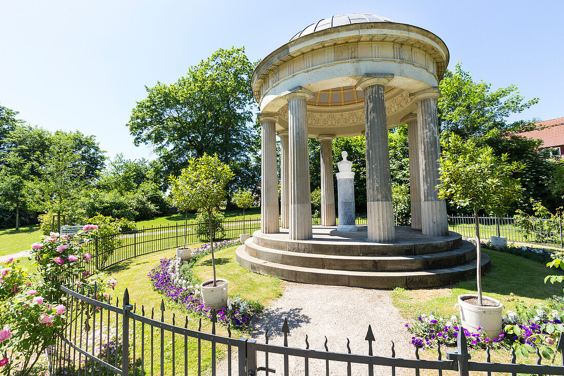 Denkmal von Königin Luise im Schlosspark, preußische Königin Luise von Mecklenburg-Strelitz, Hohenzieritz, Mecklenburgische Seen, Mecklenburgisches Seenland, Mecklenburgische Seenplatte, Mecklenburg-Vorpommern, Deutschland, Europa