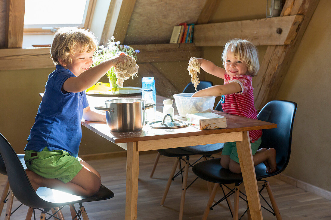 Kinder backen Kuchen, Rehof Rutenberg, von holländischen Künstlern liebevoll sanierter alter Pfarrhof, Ferienwohnungen und Gartenhäuser, Sauna, gelegen an der Grenze von Mecklenburg-Vorpommern und Brandenburg, Mecklenburgische Seen, Mecklenburgisches Seen