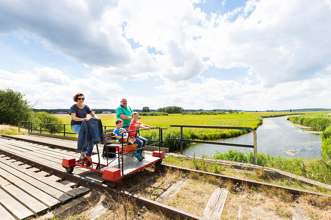 Großeltern und Enkel, Oma, Opa, Draisinenfahrt von Dargun zum Kummerower See,  Landschaft, Sommer, Mecklenburgische Seenplatte, Mecklenburgische Seen, bei Dargun, Mecklenburg-Vorpommern, Deutschland, Europa