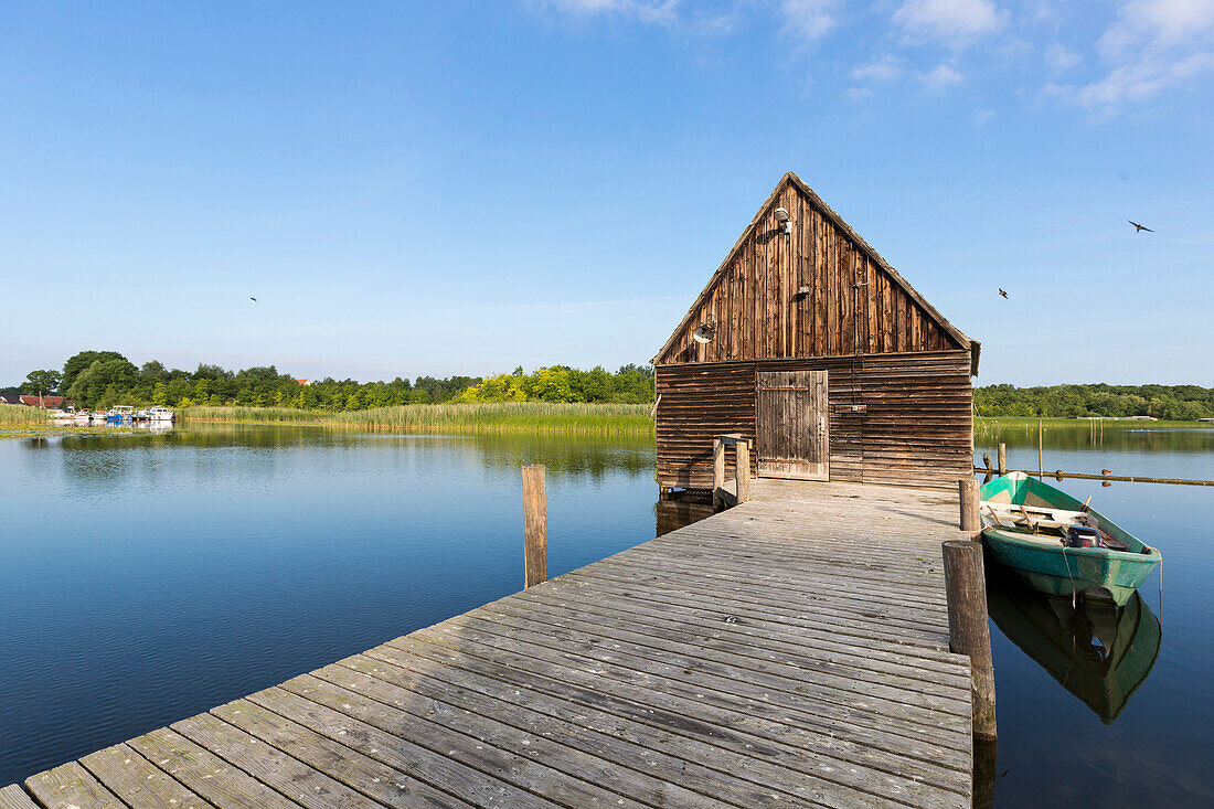 Steg, Fischerhaus, Boot, Woblitzsee, Seenfischerei „Obere Havel“, Wesenberg, Mecklenburgische Seenplatte, Mecklenburgische Seen, Mecklenburg-Vorpommern, Deutschland, Europa