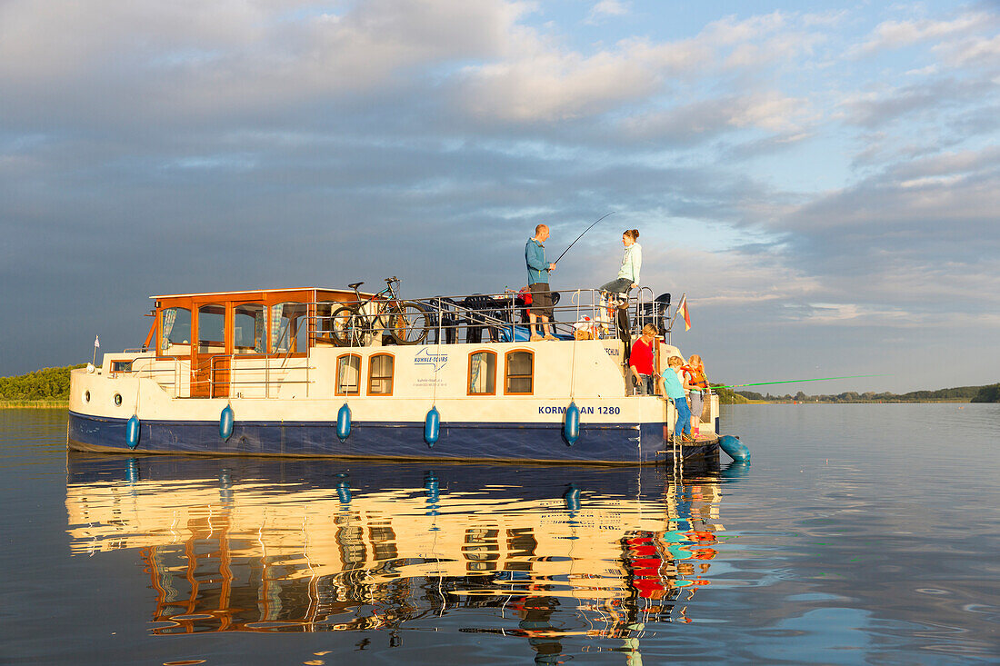 Familie angelt, Hausboottour, Hausboot auf der Kleinen Müritz, Ankerplatz, Kleinseenplatte, südlich der Müritz, MR, Vipperow, Mecklenburgische Seenplatte, Mecklenburgische Seen, Mecklenburg-Vorpommern, Deutschland, Europa