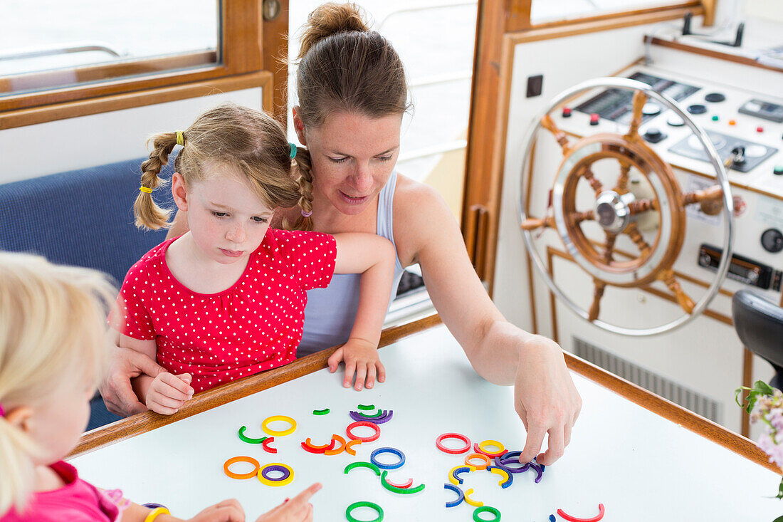 Spielen, lesen und Tagebuch schreiben, mit Kindern auf dem Hausboot, Hausboottour, Mirower See, Ankerplatz,  Kleinseenplatte, südlich der Müritz, MR, Mecklenburgische Seenplatte, Mecklenburgische Seen, Mirow, Mecklenburg-Vorpommern, Deutschland, Europa