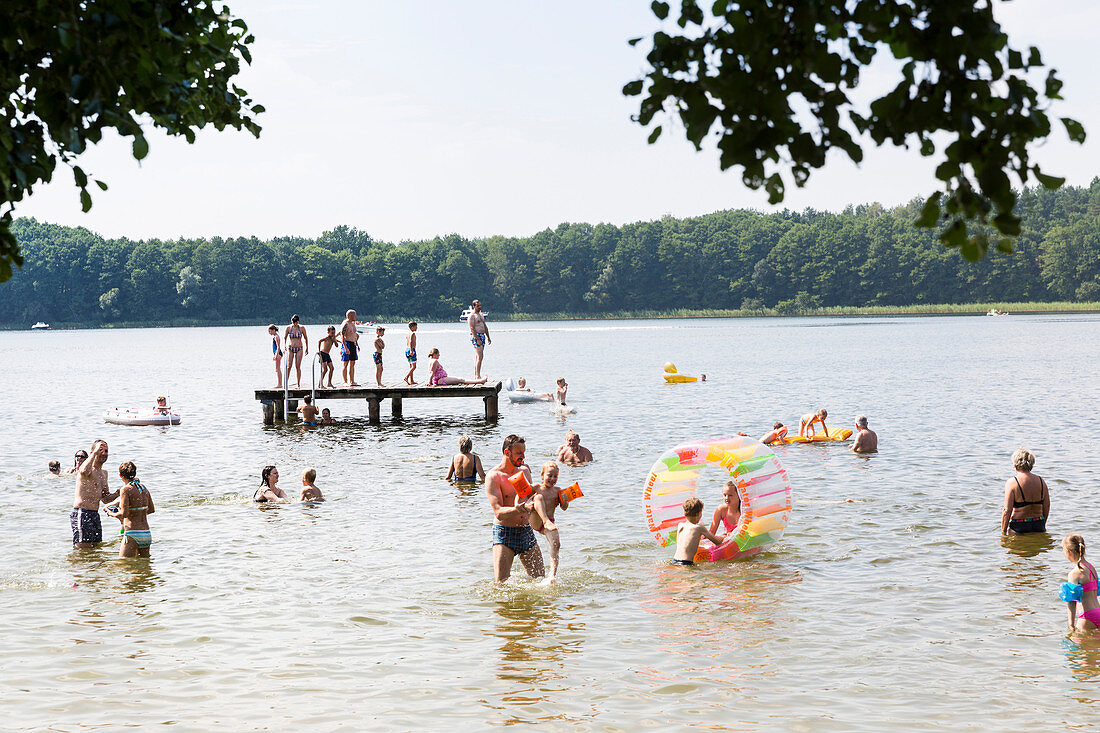 Baden im See, Badeplattform, Sprung ins Wasser, Bootshäuser, Strand, Badestelle, Granzower Möschen, Sommer, Urlaub, baden, Kleinseenplatte, südlich der Müritz, Mecklenburgische Seenplatte, Mecklenburgische Seen, Granzow, Mecklenburg-Vorpommern, Deutschlan