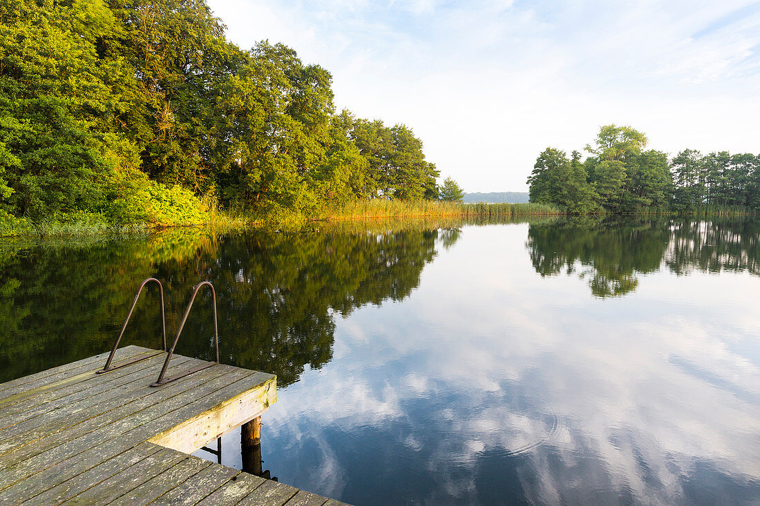 Landschaft, See, Badestelle am Schaalsee, Bootssteg, Sonnenaufgang, Biosphärenreservat Schaalsee, Westmecklenburg, Mecklenburgische Seenplatte, Mecklenburgische Seen, Stintenburg, Mecklenburg-Vorpommern, Deutschland, Europa