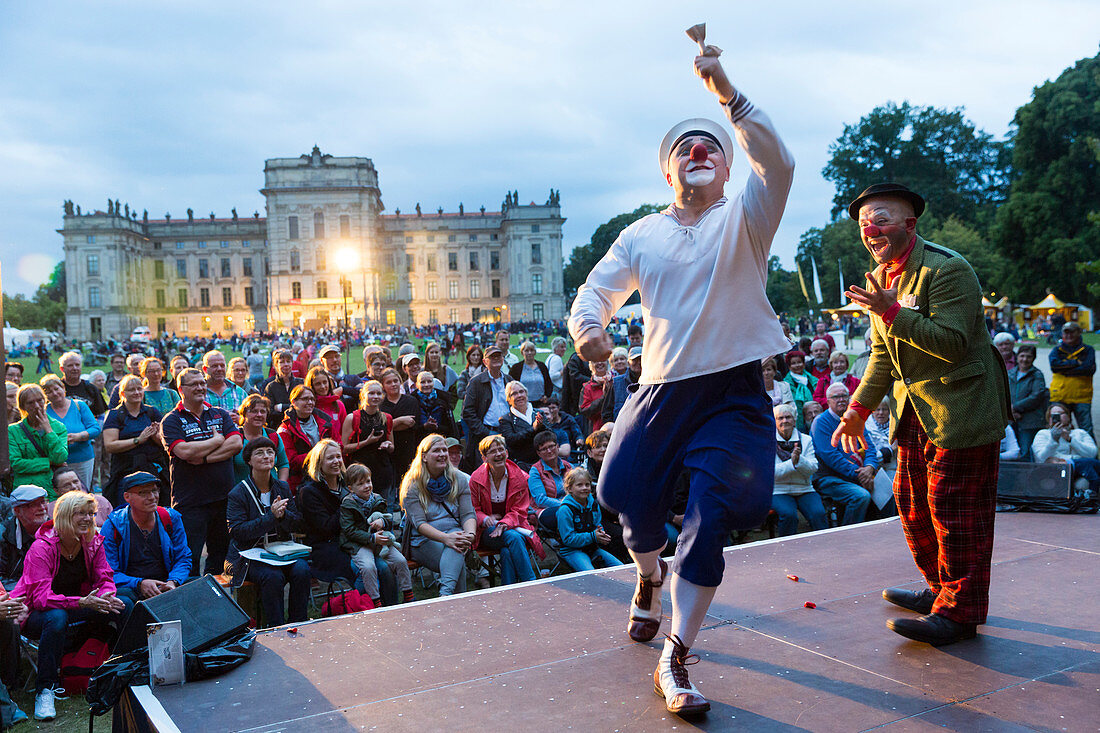 'Schloss Ludwigslust, ''Kleines Fest im großen Park'', beliebtes Sommerspektakel, Komödianten, Akkrobaten und Wortkünstler aus der ganzen Welt sind zu Gast, Ludwigslust, Westmecklenburg, Mecklenburgische Seenplatte, Mecklenburgische Seen, Mecklenburg-Vorp