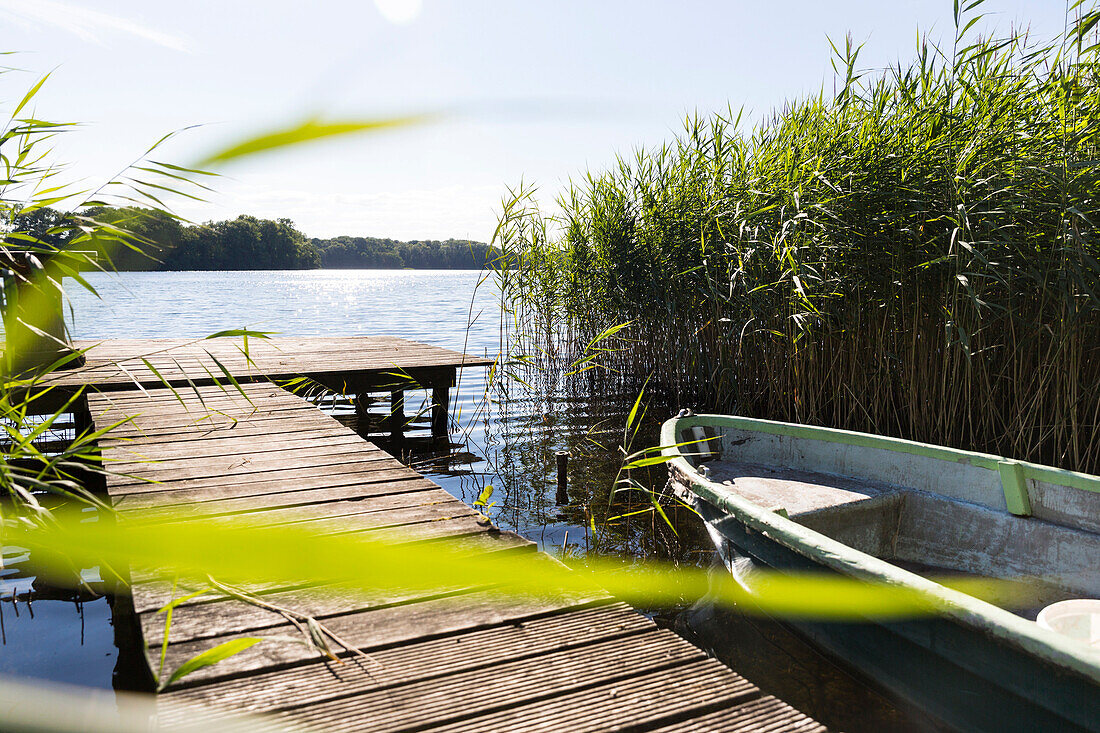 Badestelle am Keezer See, Steg, Ruderboot, Westmecklenburg, Mecklenburgische Seenplatte, Mecklenburgische Seen, Keez, Mecklenburg-Vorpommern, Deutschland, Europa