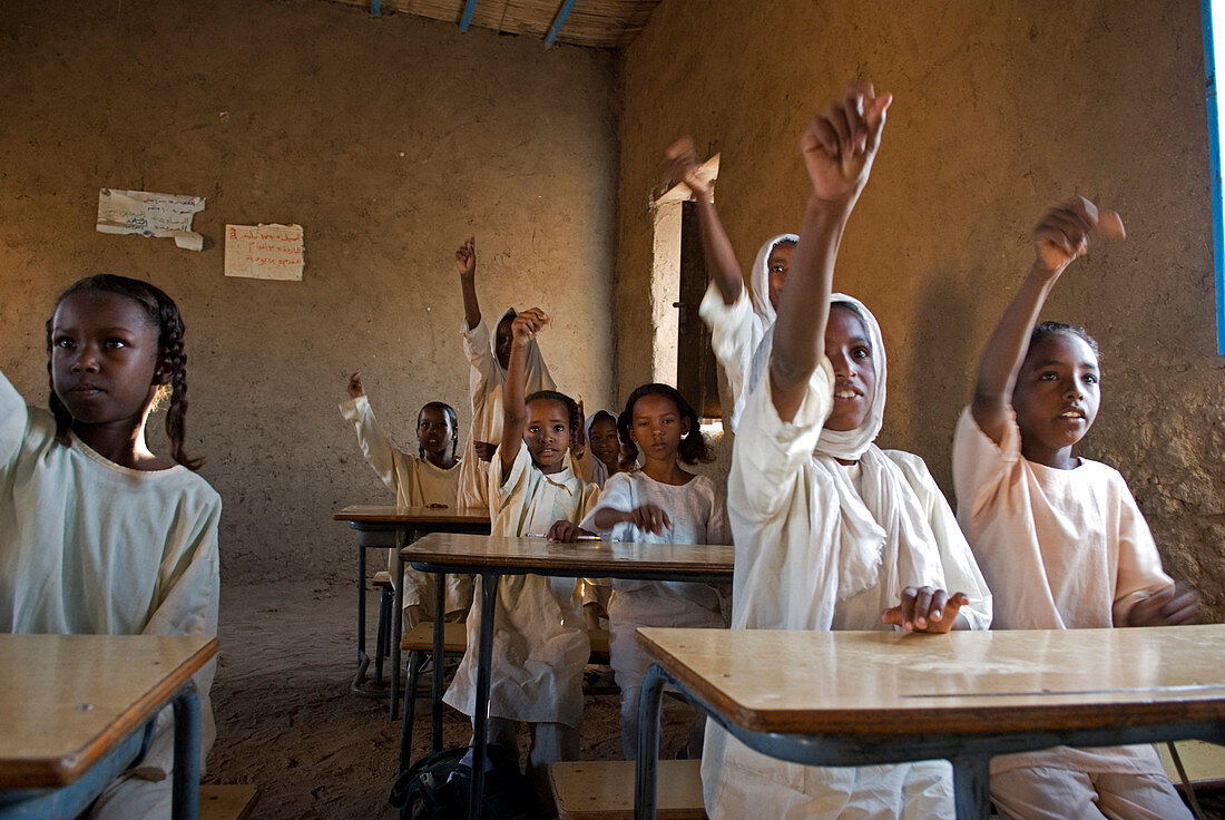 A lesson in one of the classrooms in primary school in El-Ar, northern Sudan, in the region of the fourth cataract of the Nile. 12/01/2007