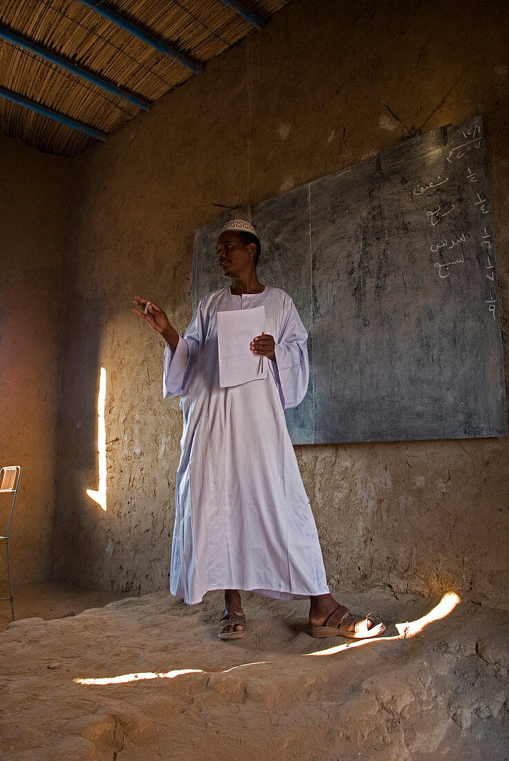 A teacher in a classroom in primary school in El-Ar, northern Sudan, in the region of the fourth cataract of the Nile. 12/01/2008